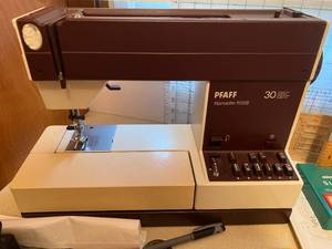 lot 30 image: Sewing Machine and Sewing Supplies