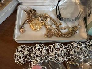 lot 63 image: Jewelry Lot