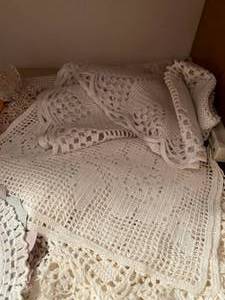 lot 69 image: Lot of Doilies and Linens