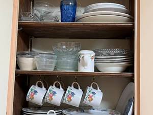 lot 75 image: Contents of Kitchen Cabinet #4 - Dish Set and More