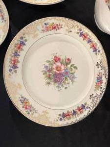 lot 36 image: Rosenthal Ivory Florandada Plates & Cambridge Bowl