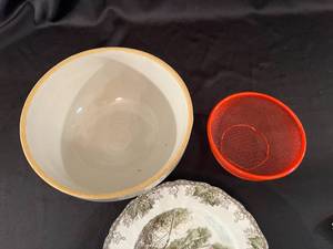 lot 51 image: Vintage Mixing Bowl, Decorative Plate and Strainer