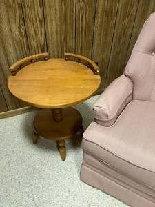 lot 137 image: Mauve Rocking Chair and End Table