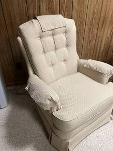 lot 138 image: Cream Rocking Chair