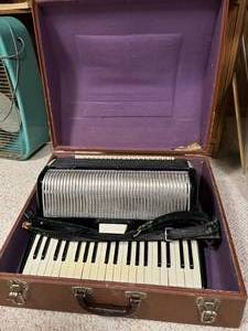 lot 124 image: Vintage Rossini Accordion with Case