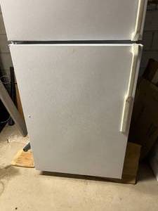 lot 148 image: FridgeFreezer