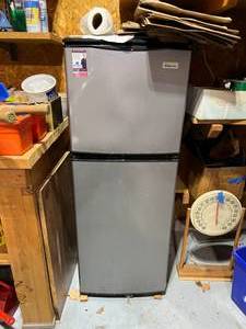 lot 153 image: Magic Chef FridgeFreezer