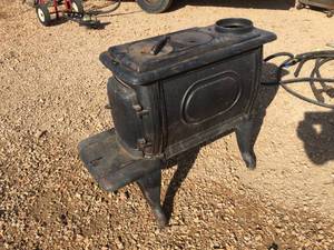 lot 81 image: Cast Iron Woodstove