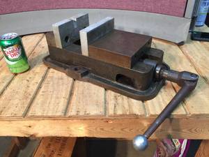 lot 10 image: Kurt D60-1 Milling Machine 6 Vise - With Handle