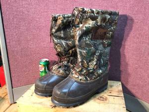 lot 230 image: Mens SOREL Boots Sz. 10