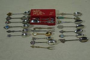 lot 194 image: Assorted International Collector Spoons