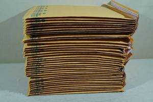 lot 200 image: 36 10 x 15 Padded Envelopes