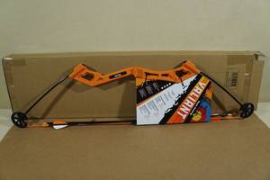 lot 5 image: Bear Valiant Youth Compound Bow - Ages 4-7 - Right Handed