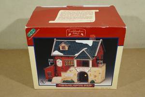 lot 87 image: Lemax Caddington Village Collection Park Square Bistro Lighted Building