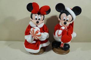 lot 122 image: Disney Mickey and Minnie Christmas Dcor