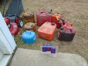lot 108 image: Group of gas cans  and 1 outboard tank. As shown.