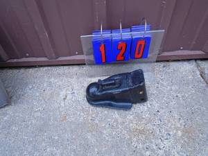 lot 120 image: 2 516 bolt on trailer coupler. Looks new. As shown.