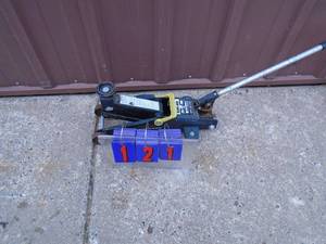 lot 121 image: Working hydraulic jack with handle. As shown.