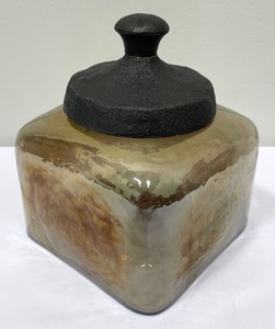 lot 96 image: Delightful Decor