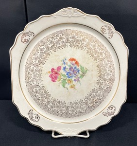 lot 102 image: Vintage Floral Patterned Platter and 4 Bowls