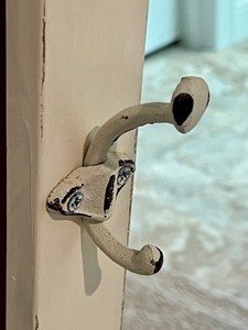 lot 154 image: Decorative Wall Mirror with Hat Hooks