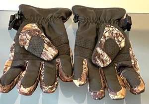 lot 144 image: Pair of Under Armour Camouflage Gloves