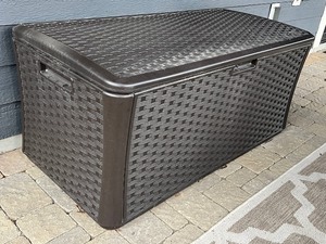 lot 16B image: Suncast Storage Chest