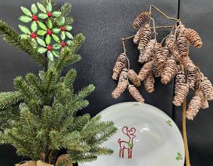 lot 171 image: Woodland Collection of Holiday Decor
