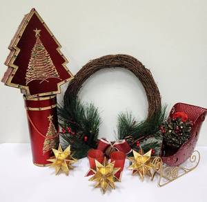 lot 186 image: Christmas Decor Galore