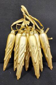 lot 196 image: Vintage Style Glass Ornaments