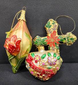 lot 197 image: Fun Serving Dish and Stunning Ornament Grouping