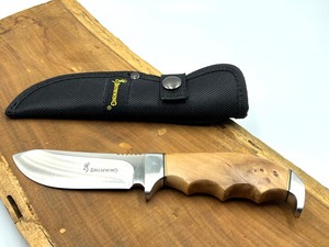 lot 224 image: Browning Fixed Blade Skinner Knife Model 526
