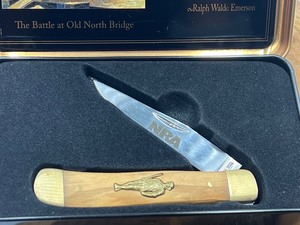 lot 229 image: NRA Tribute Knife in Collectors Tin