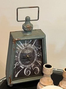 lot 301 image: Lovely Home Decor Grouping