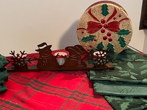 lot 304 image: Variety of Beautiful Christmas Linens