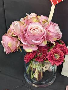 lot 297 image: Valentines Day Home Decor