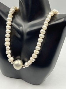 lot 31C image: Pearl Necklace with Silver Accents