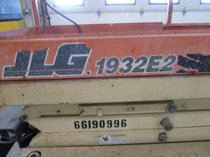 lot 5 image: JLG 1932E2 Scissor Lift