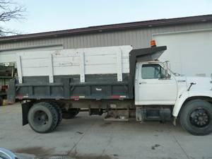 lot 2 image: 1997 Ford F-600 Dump Truck