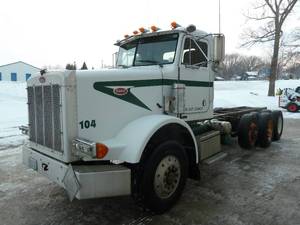 lot 13 image: 1992 Peterbuilt 357 Twin Screw Tractor