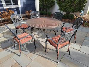 lot 10 image: Cast Aluminum Patio Set