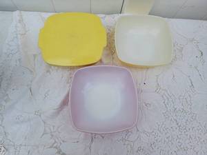 lot 20 image: Vintage Pyrex Square Bowl Collection