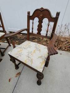 lot 16 image: Antique Berkey & Gay Dining Set