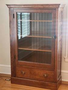 lot 6 image: Gorgeous Antique Arts & Crafts Display Cabinet