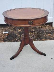 lot 19A image: Elegant Mahogany Drum Table A