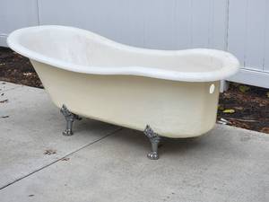 lot 8 image: Fantastic Vintage Inspired Paw Foot Tub