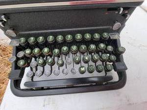 lot 58 image: Vintage Royal Typewriter