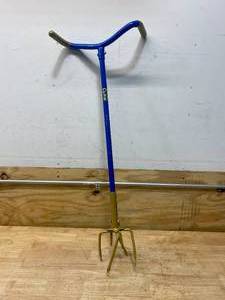 lot 58 image: Garden Claw Gold