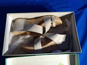 lot 26 image: Journee Collection Womans Reyna Sandal Size 8 (Brand New)