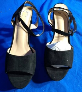 lot 27 image: Journee Collection Nairri Black Dress Shoes Size 11 (Brand New)